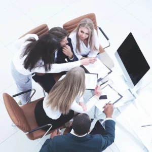 Zespół biznesowy omawia nowy biznesplan