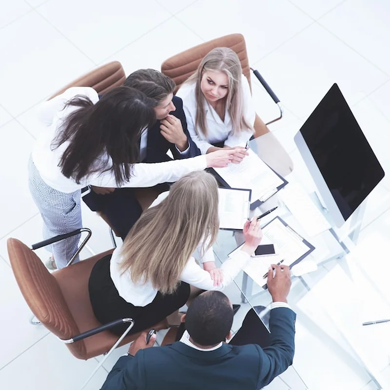 Zespół biznesowy omawia nowy biznesplan