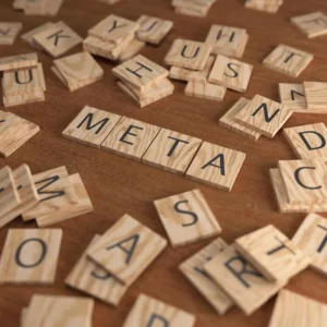 Litery Scrabble z napisem "META