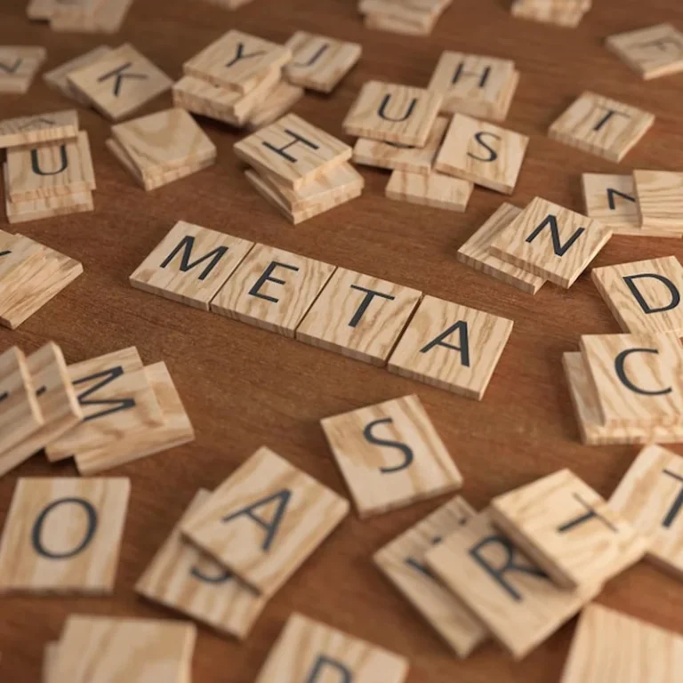 Litery Scrabble z napisem "META