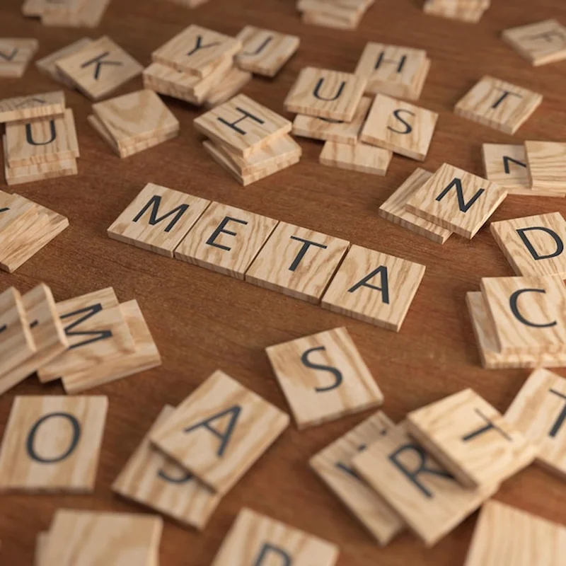 Litery Scrabble z napisem "META