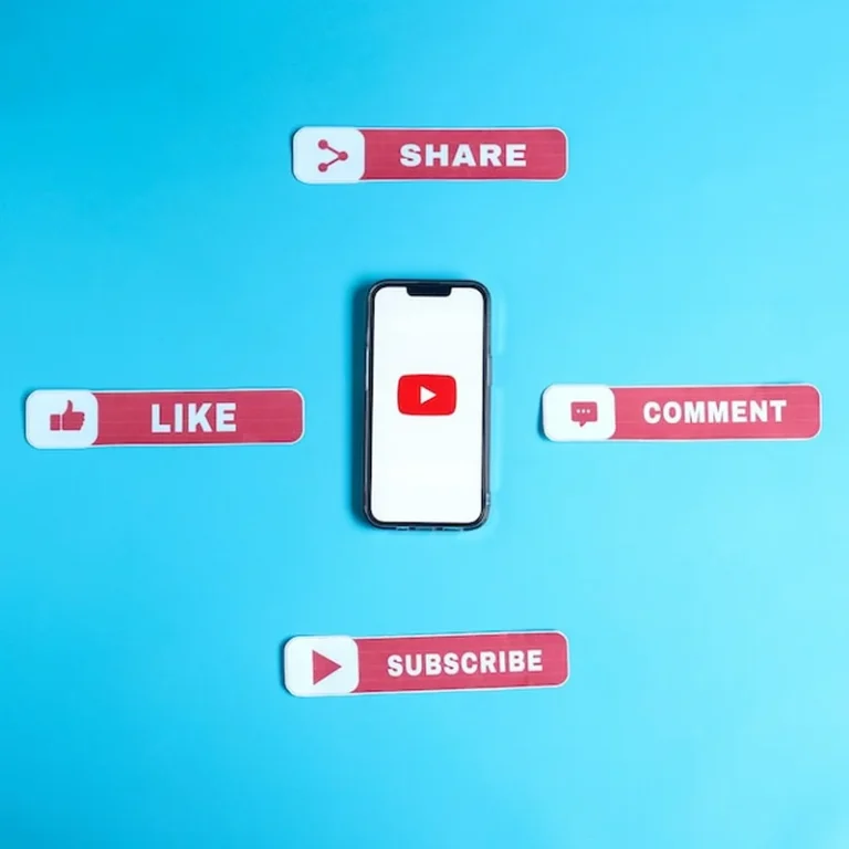 Logo YouTube na ekranie smartfona z komentarzem i tekstem subskrypcji