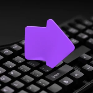 Przybory szkolne na biurku z kolorową naklejką i papierem z ważnymi informacjami