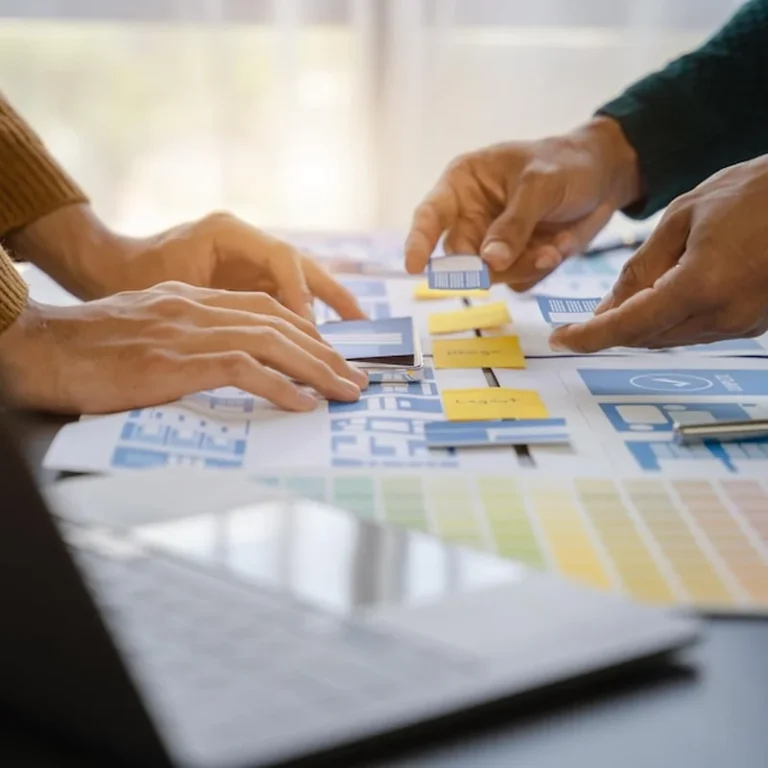 Projektant UX przeprowadza burzę mózgów nad szkieletem interfejsu aplikacji mobilnej w biurze