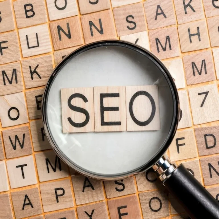 Szkło powiększające i litery alfabetu z tekstem SEO