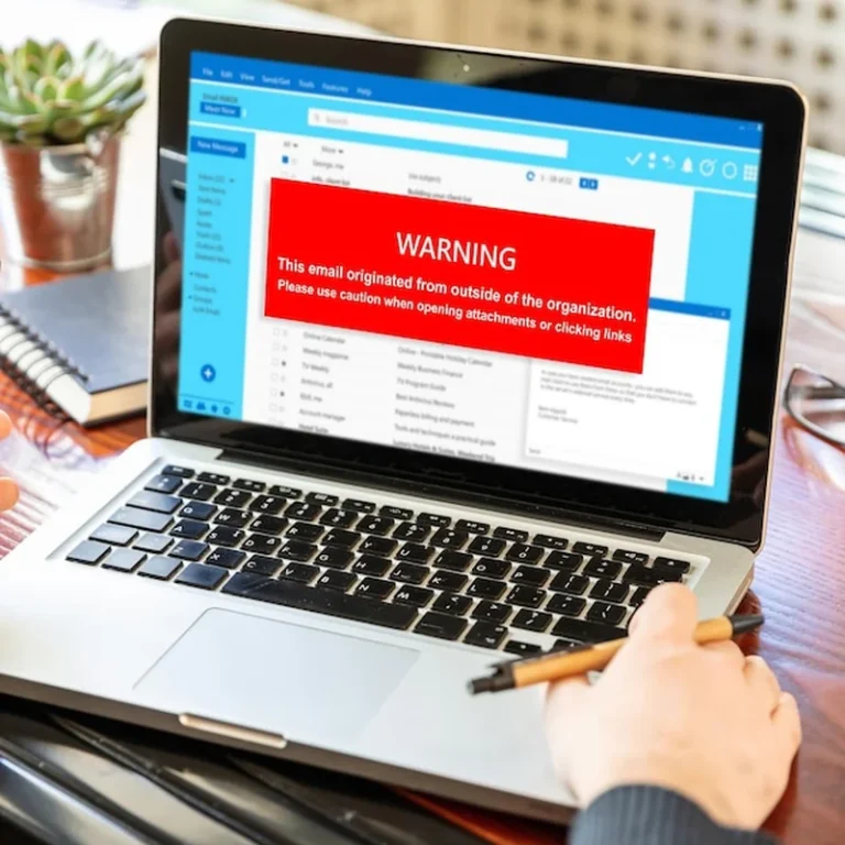 Komunikat ostrzegawczy na ekranie laptopa