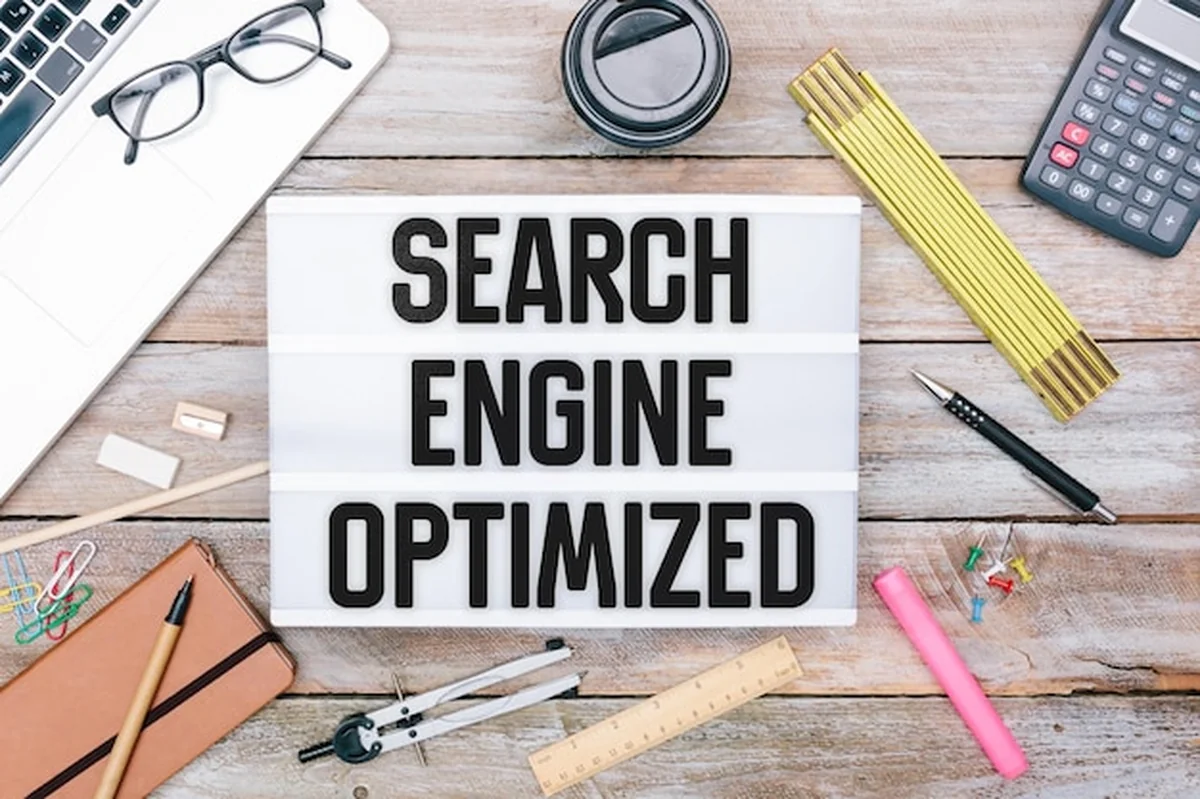 Różne obiekty na stole z wysokiego kąta widzenia