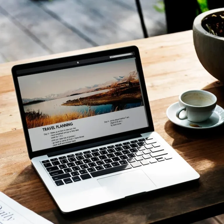 Laptop na drewnianym stole