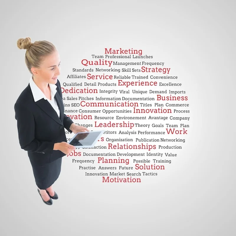 Blondynka bizneswoman trzyma pastylkę