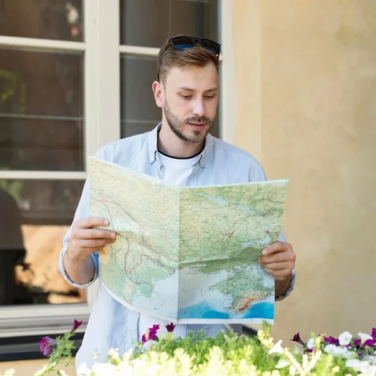 Turystyczny mężczyzna trzyma mapę