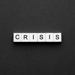 Kostki z napisem "Kryzys" na drewnianym tle