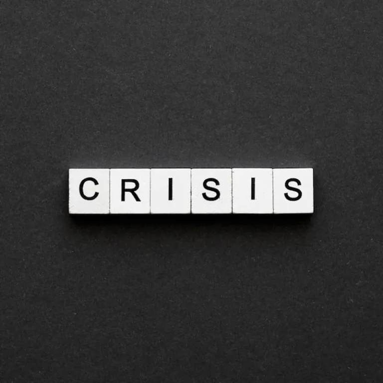 Kostki z napisem "Kryzys" na drewnianym tle