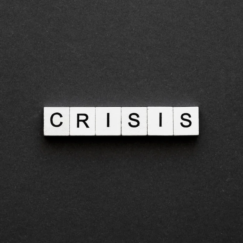 Kostki z napisem "Kryzys" na drewnianym tle