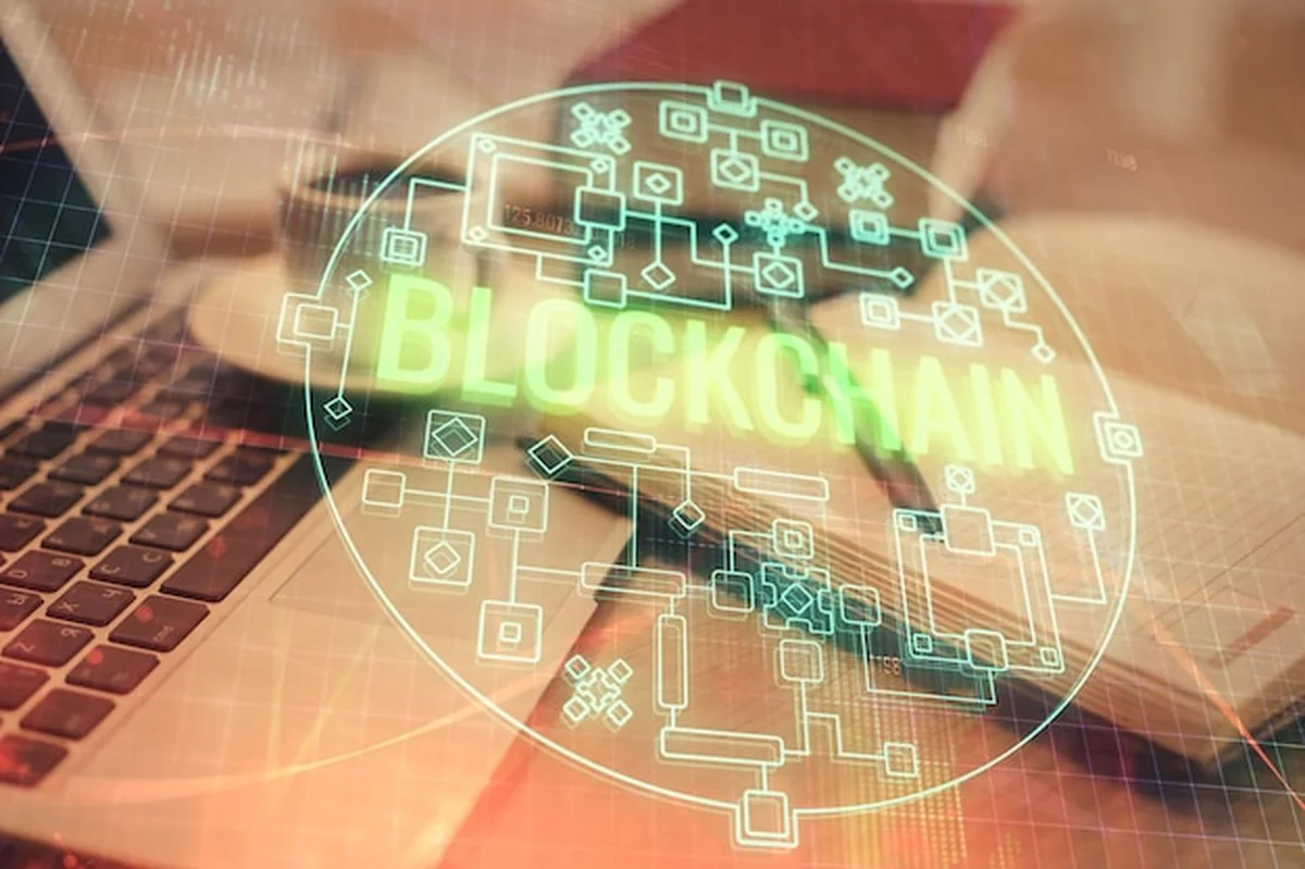 Podwójna ekspozycja rysunku technologii kryptograficznej i pulpitu z kawą i przedmiotami na tle stołu