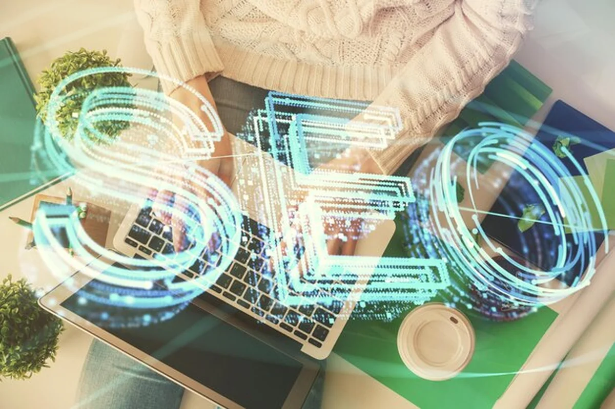 Kobieta pracuje na komputerze z hologramem SEO Top View