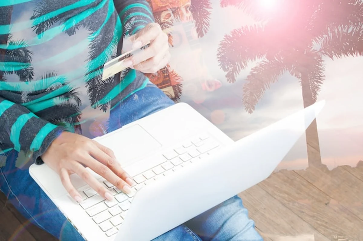 Kobieta na laptopie i karcie kredytowej