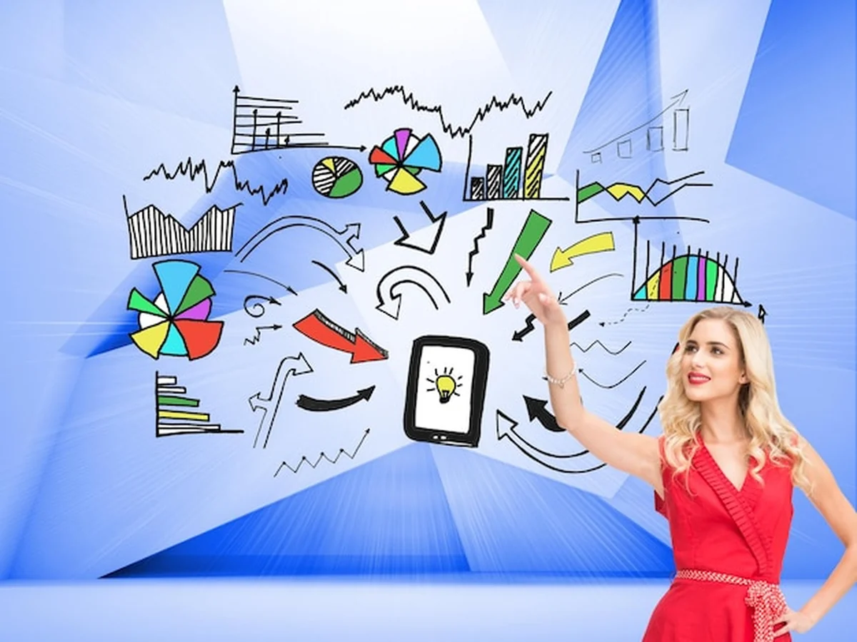 Uśmiechnięta blondynka wskazująca w kierunku