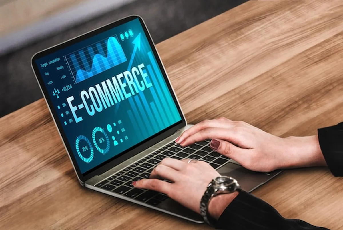 Oprogramowanie do przetwarzania danych e-commerce z modnym panelem do analizy sprzedaży