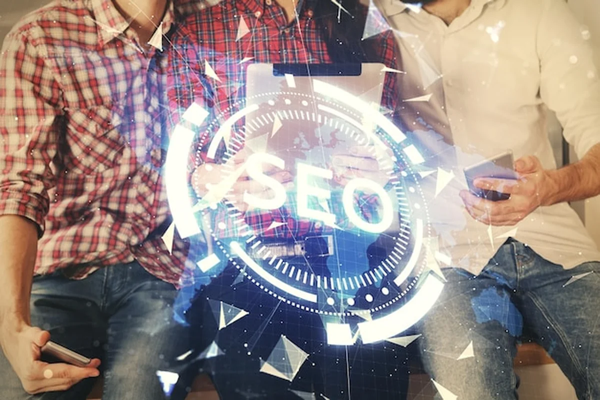 Mężczyzna i kobieta pracujący razem przy urządzeniu mobilnym