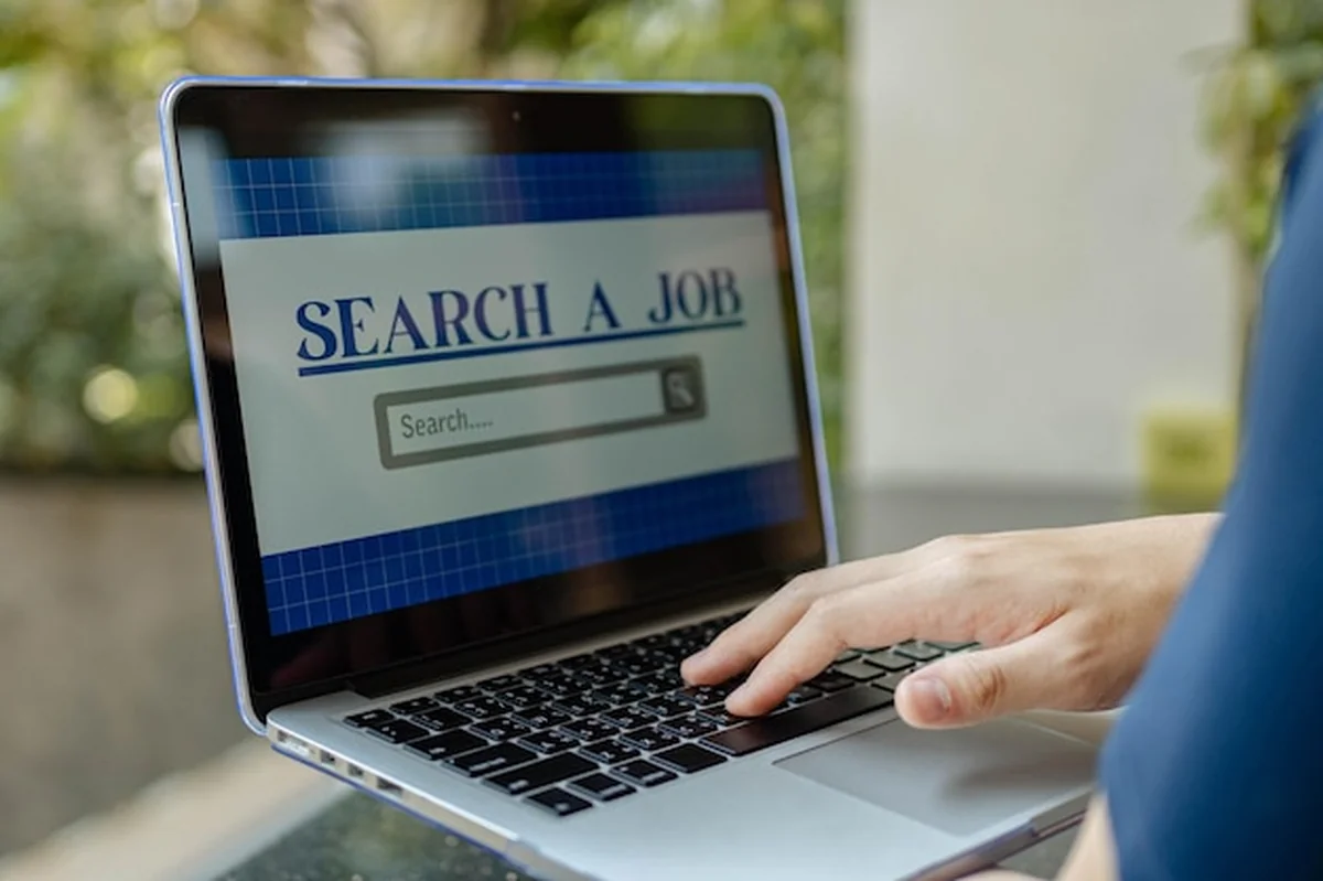 Mężczyzna piszący na laptopie w poszukiwaniu, koncepcja nauki online