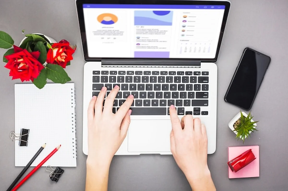 Osoba pracująca na laptopie przy stole