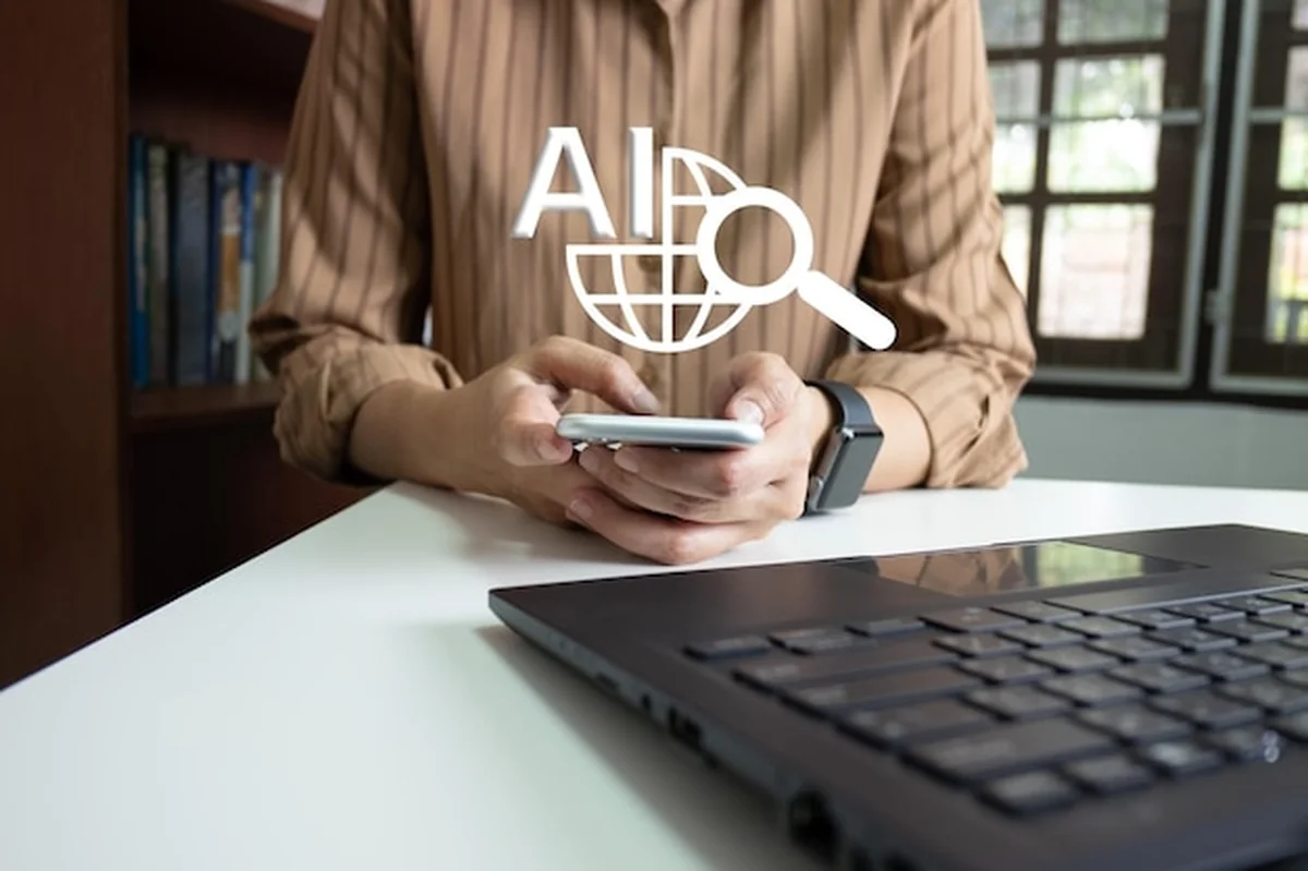 Osoba korzystająca z laptopa do analizy danych z wykorzystaniem technologii AI