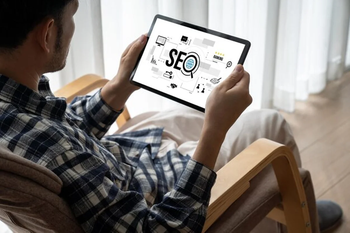 Optymalizacja SEO na ekranie komputera