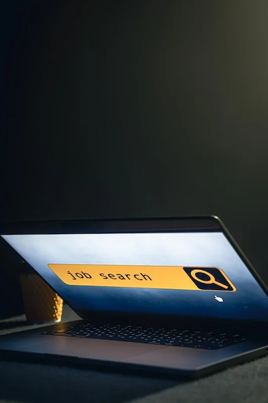 Ekran laptopa z linią wyszukiwania pracy