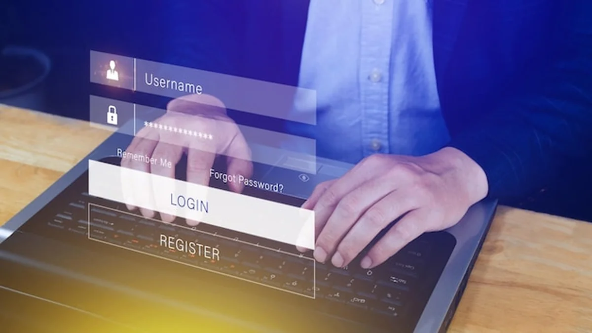 Ręce wpisujące hasło logowania online