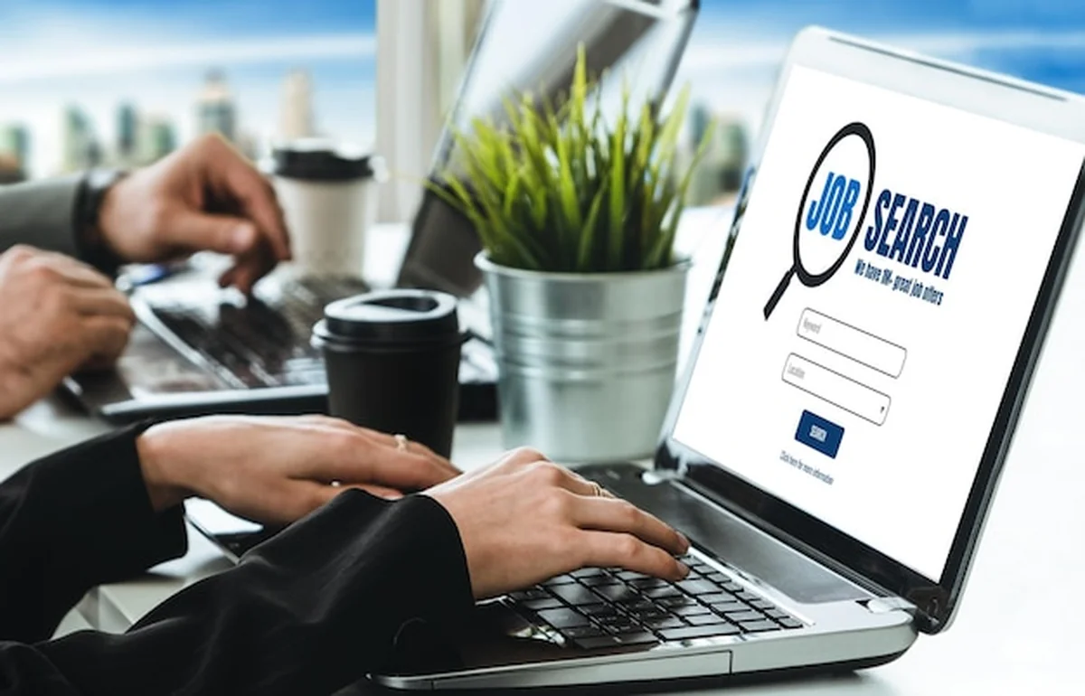 Wyszukiwanie pracy online na modnej stronie internetowej