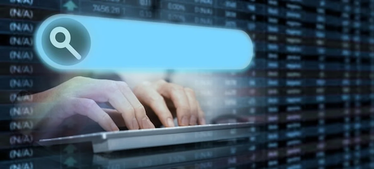 Osoba wyszukująca w Internecie według typu klawiatury