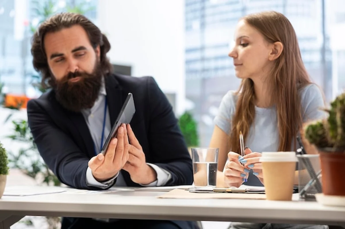 Agent w biurze pomagający klientom w decyzjach inwestycyjnych