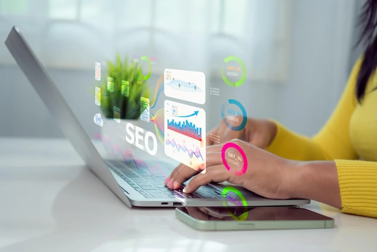 Kobieta biznesu korzysta z wyszukiwarki do SEO