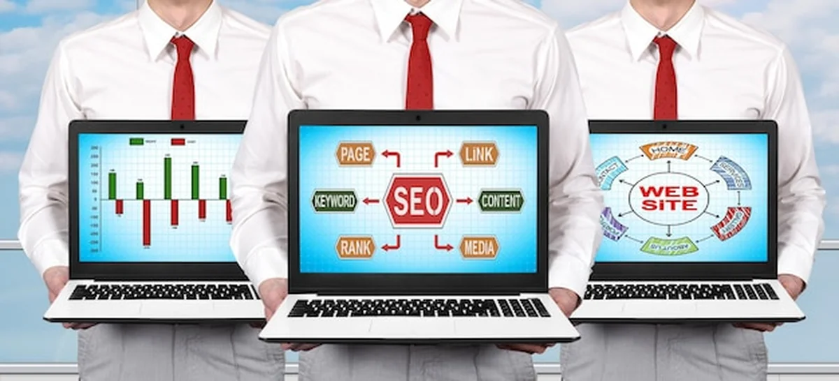 Koncepcja SEO na tle monitora