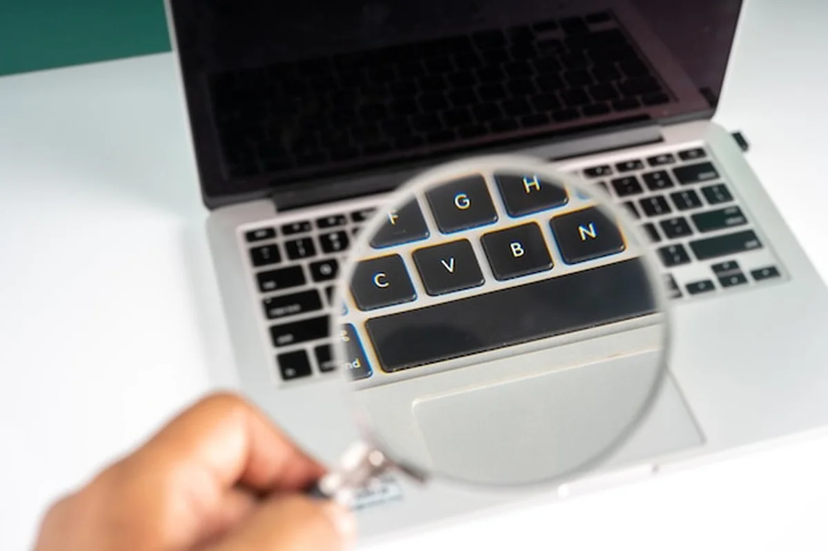 Osoba używająca laptopa na stole