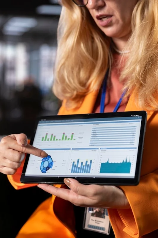 Wieloetniczny zespół kobiet przedsiębiorców omawia strategię biznesową