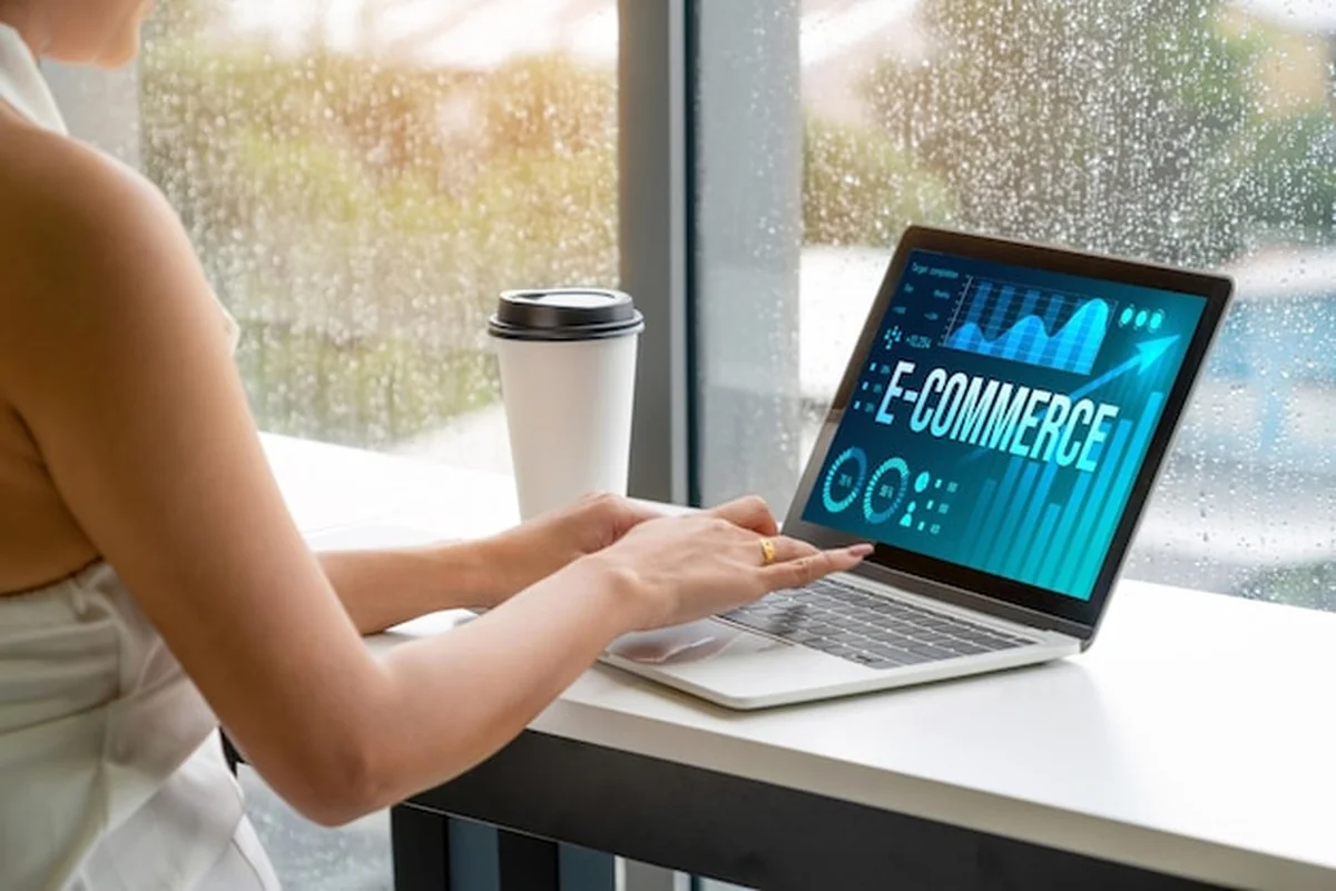 Oprogramowanie e-commerce z modnym pulpitem nawigacyjnym do analizy sprzedaży online