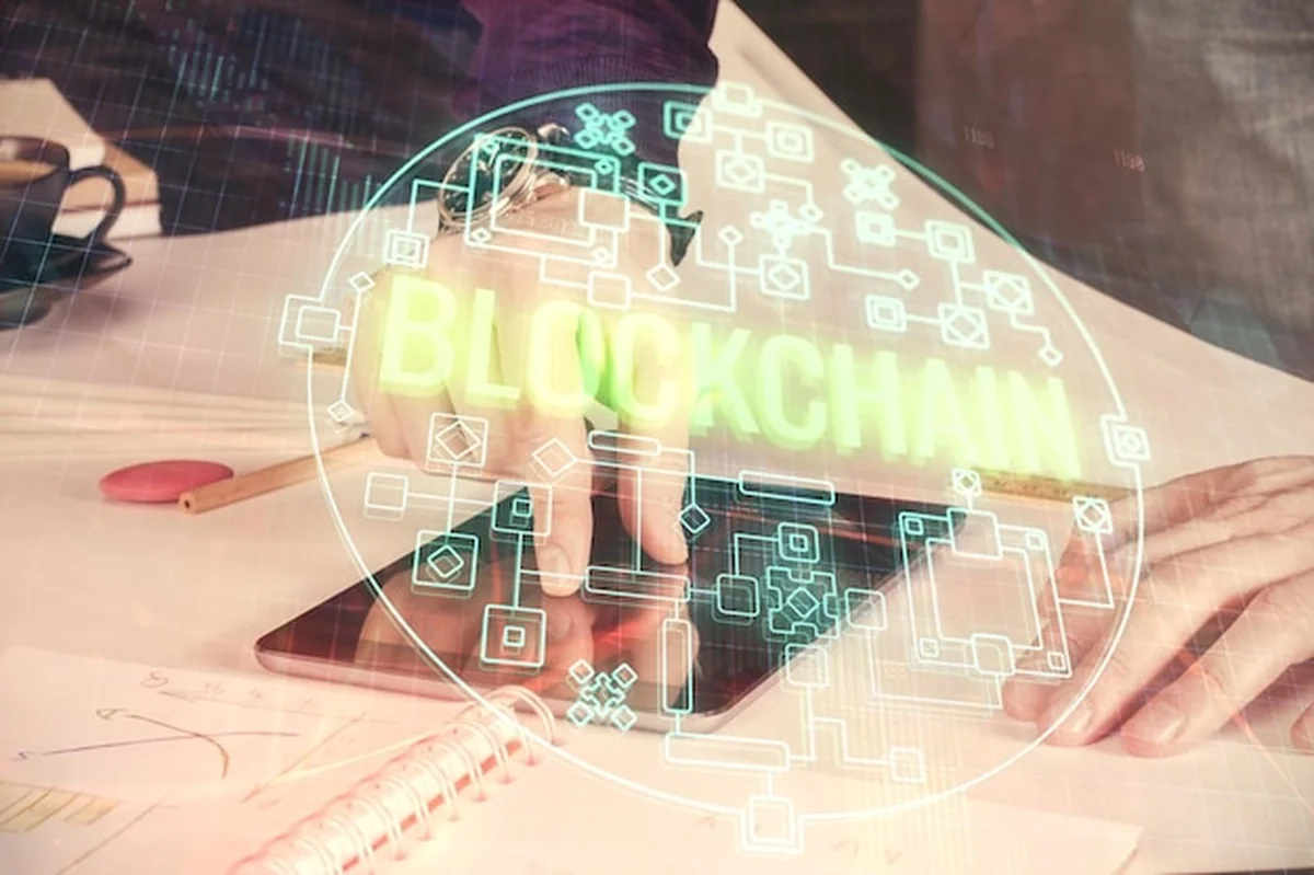 Ręce trzymają telefon i kryptowaluty w podwójnej ekspozycji