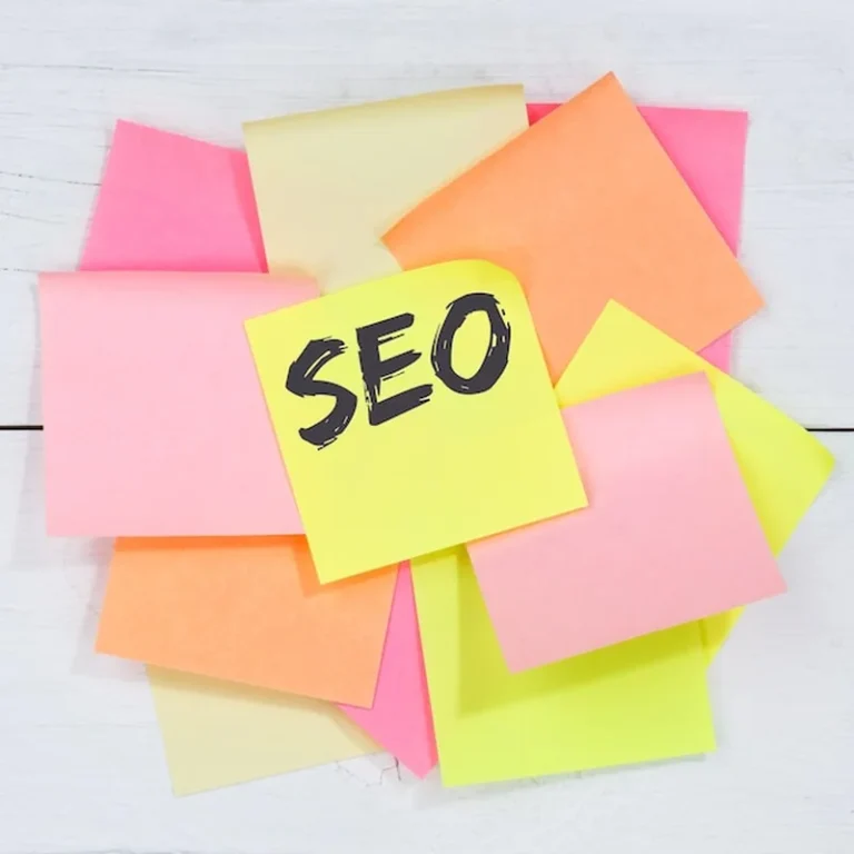 SEO na biurku z papierem do notatek