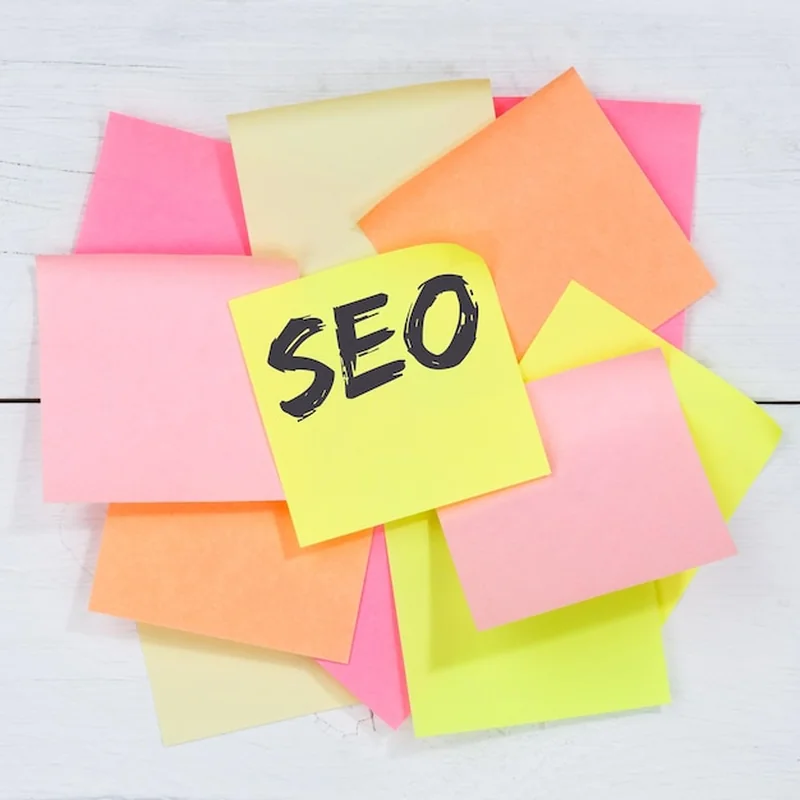 SEO na biurku z papierem do notatek