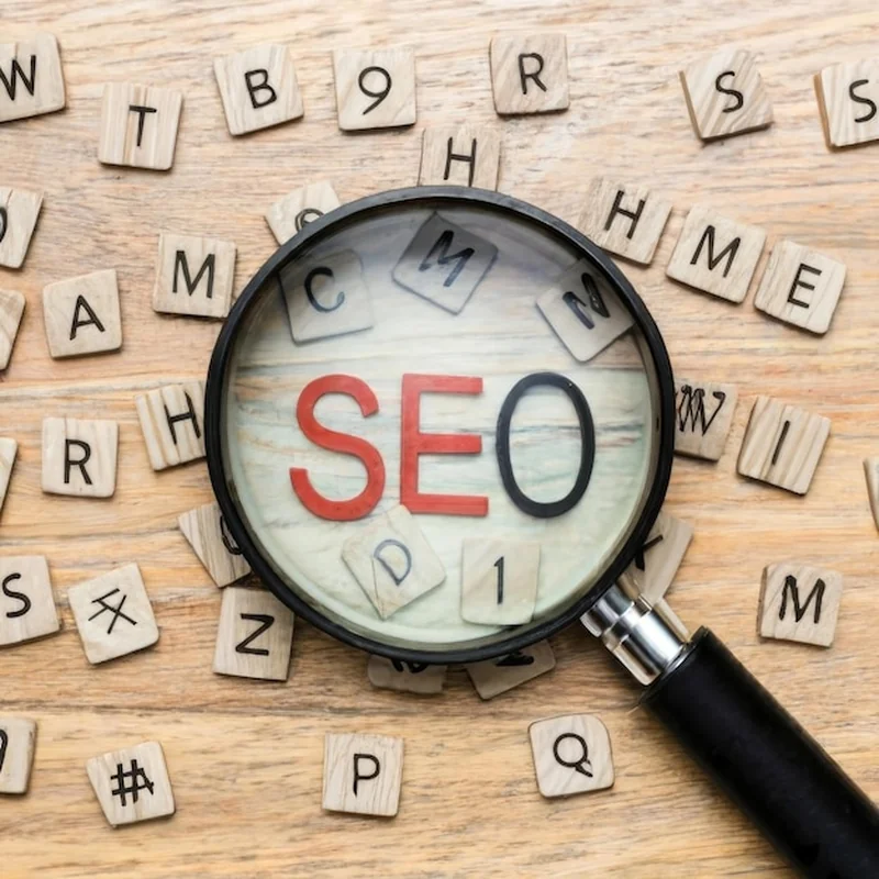 Szkło powiększające i litery alfabetu z tekstem SEO