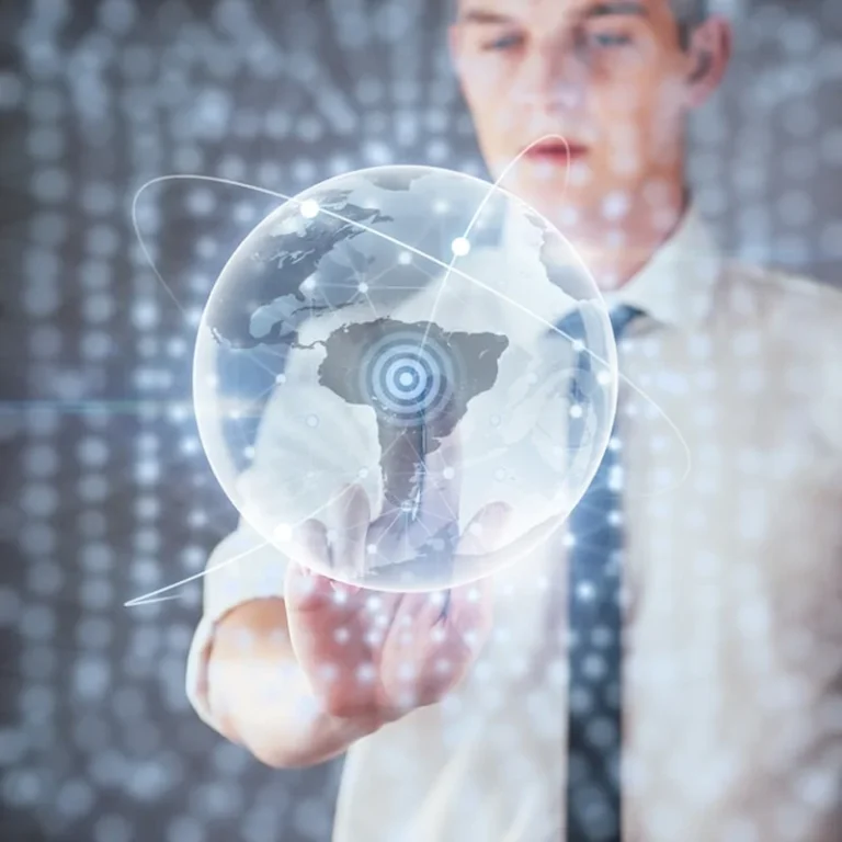 Innowacyjne technologie w nauce i medycynie - trzymająca świecącą planetę Ziemię