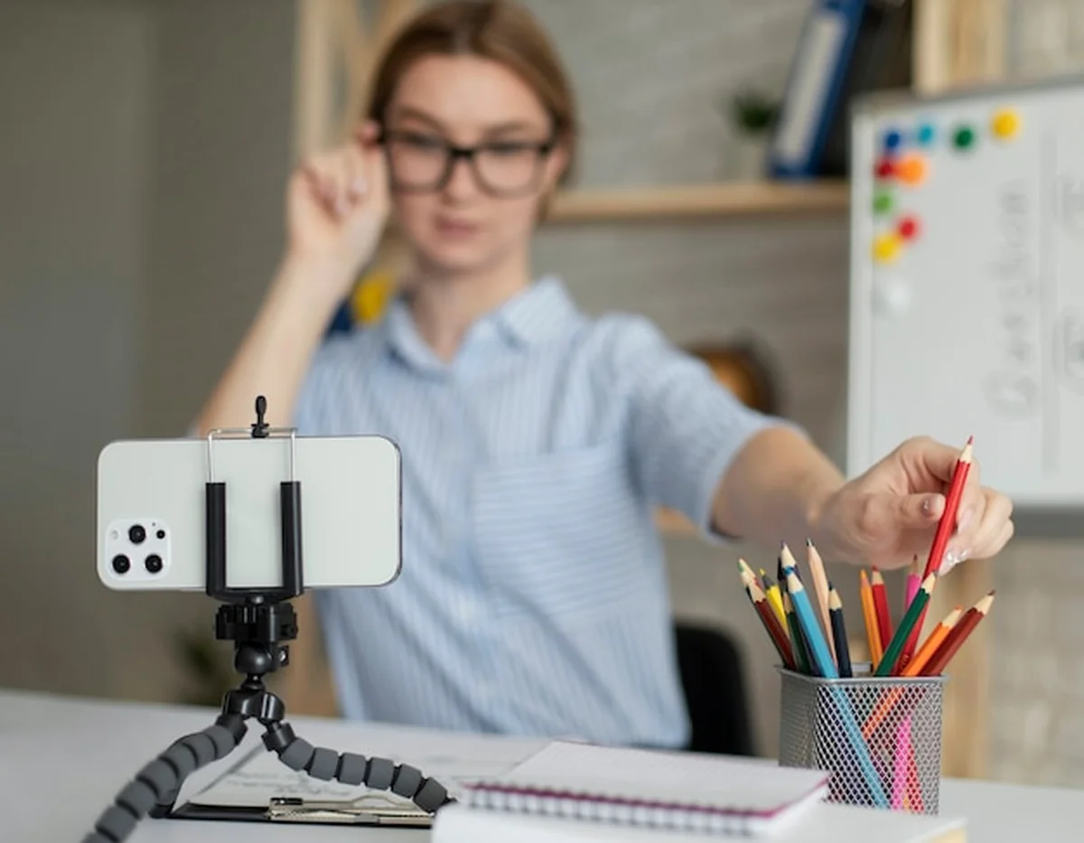 Młoda kobieta uczy studentów angielskiego online