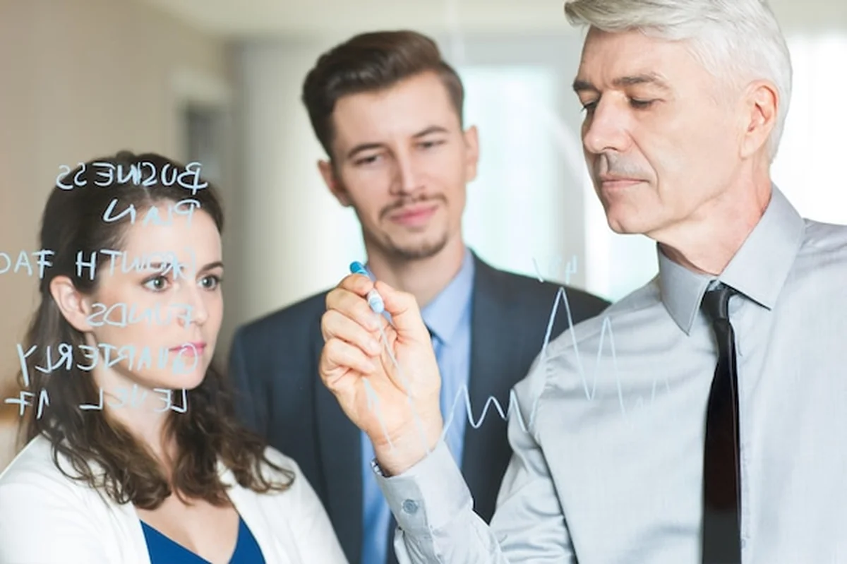 Rysunek wykresu z liderem biznesowym i koledzy podczas coachingu