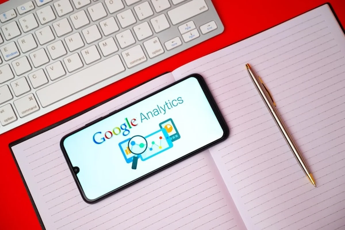 Logo Google Analytics na ekranie smartfona w mieście Kioto, Japonia