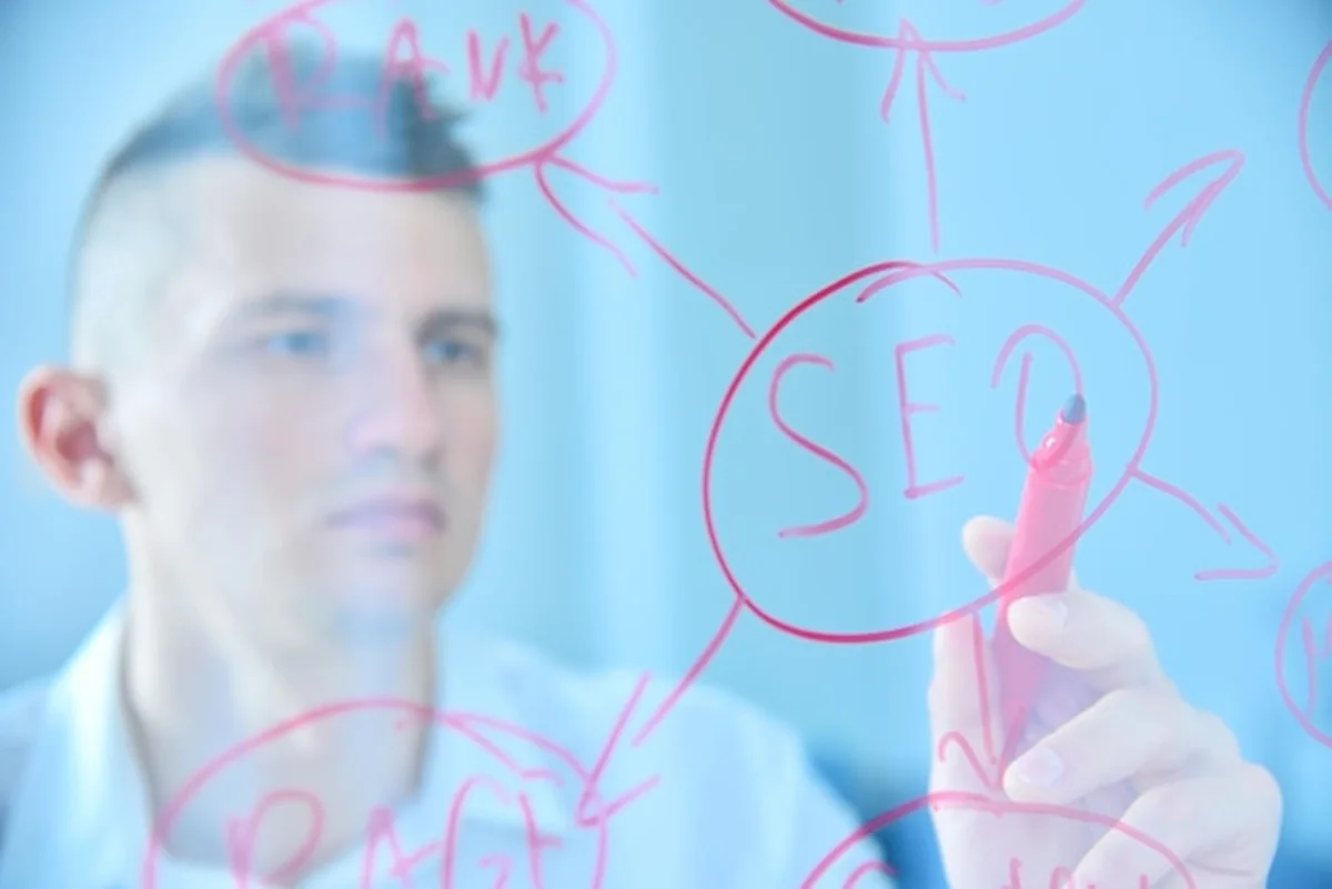 Menedżer piszący diagram SEO na przezroczystym ekranie