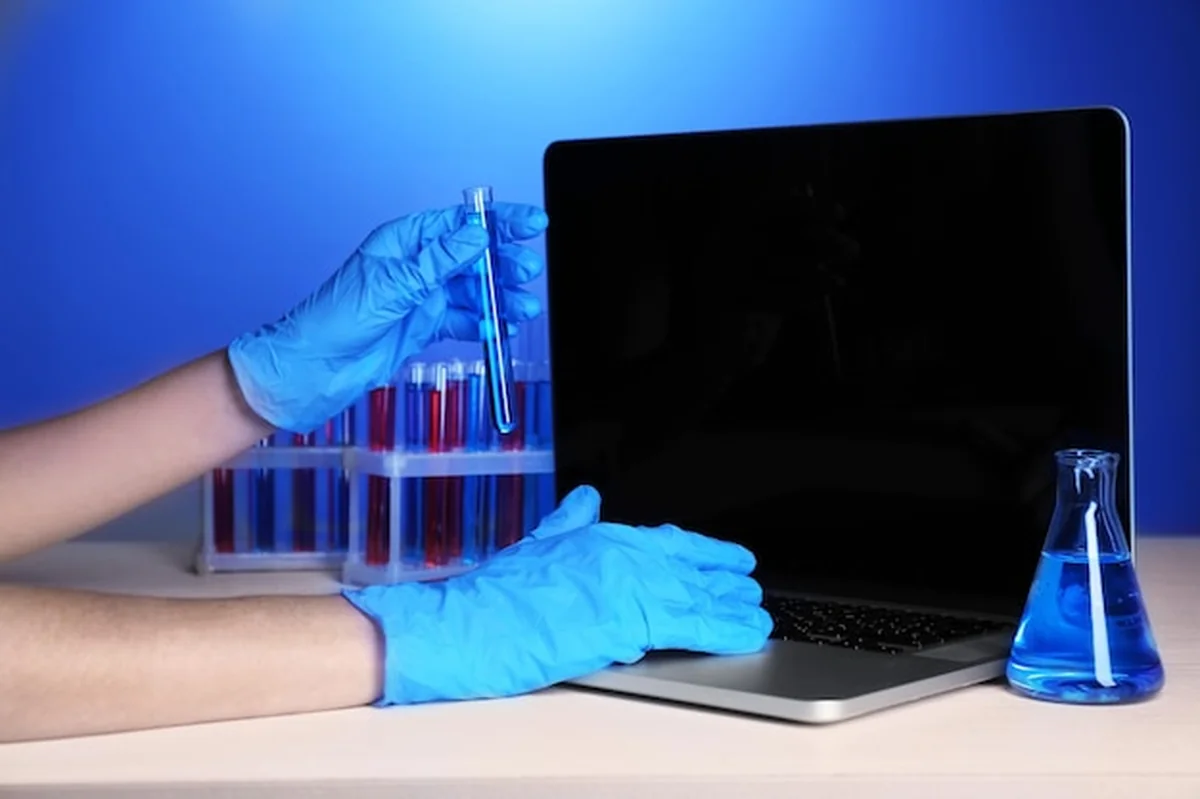 Naukowiec wprowadzający dane na laptopie w laboratorium