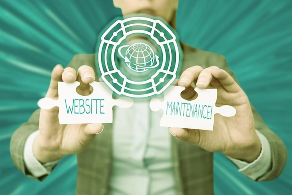 Mężczyzna trzymający telefon komórkowy