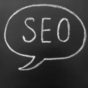 Napis "SEO" na tablicy z mową i bańką myśli