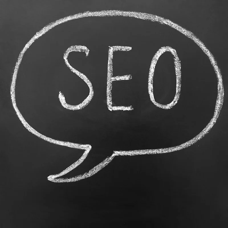 Napis "SEO" na tablicy z mową i bańką myśli